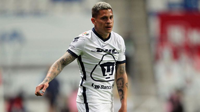 Juan Manuel Iturbe en partido con Pumas 