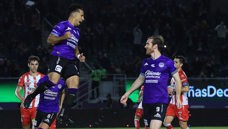 Jugadores del Mazatlán FC festeja un gol ante Necaxa