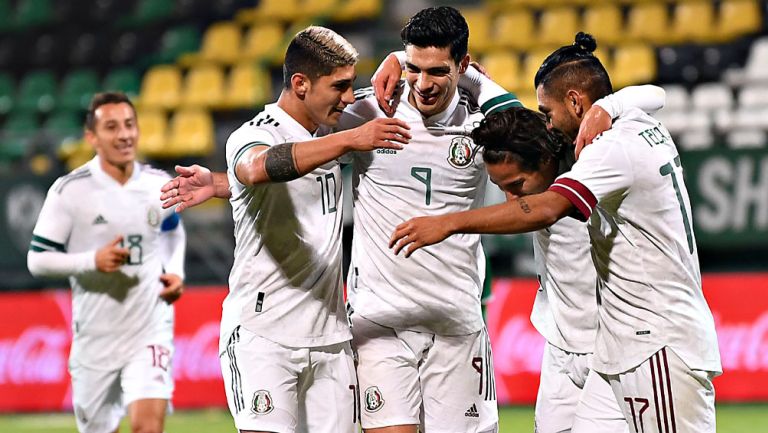 Jugadores del Tri festejan un gol en un amistoso 