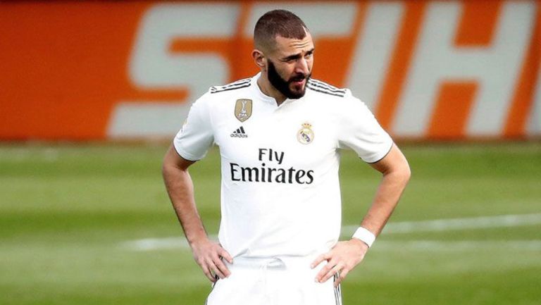 Karim Benzema durante un duelo con el Real Madrid 