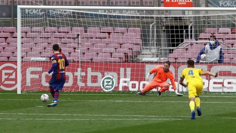 Messi cobrando penal ante el Cádiz