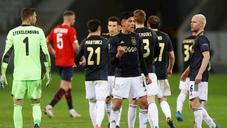 Edson Álvarez durante un partido con Ajax