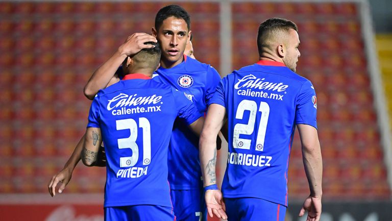Luis Romo, Orbelín Pineda y el Cabecita Rodríguez tras un gol