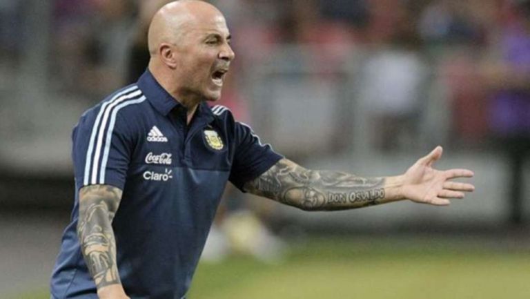 Sampaoli grita durante un juego al frente de Argentina