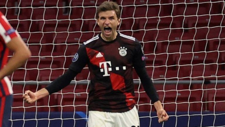 Thomas Müller durante un duelo con el Bayern Munich