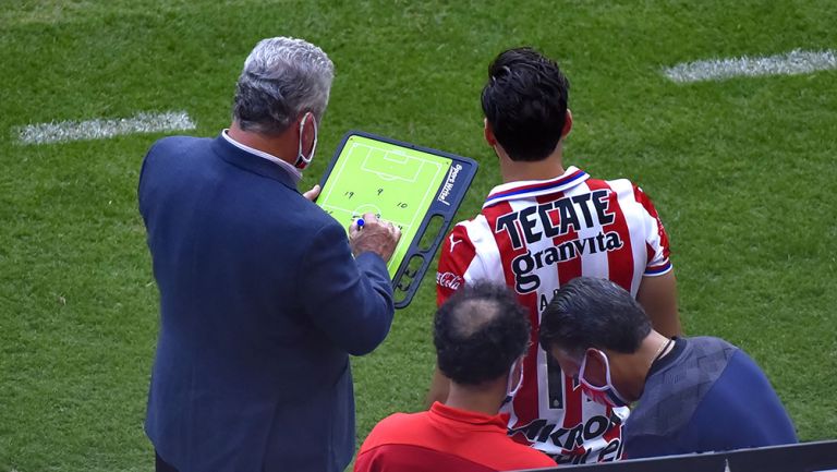 Víctor  Vucetich le da instrucciones a un jugador de Chivas