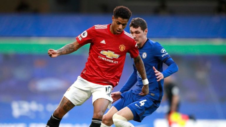 Marcus Rashford y Andreas Christensen disputando un balón