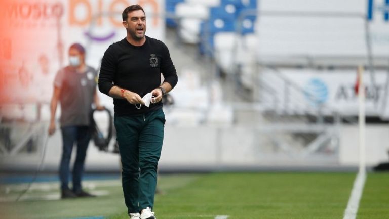 Pablo Guede en el partido vs Rayados 