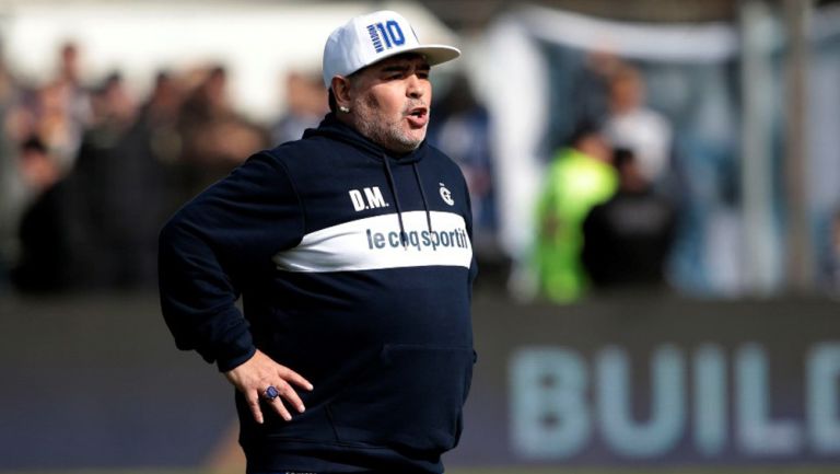 Diego Maradona durante un partido con Gimnasia y Esgrima 