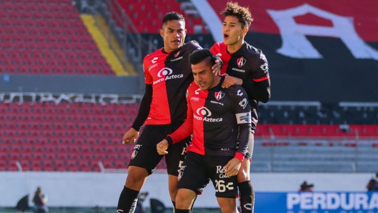 Jugadores de Atlas festejan el gol de Rocha