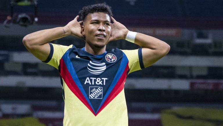 Roger Martínez festeja una anotación con América 