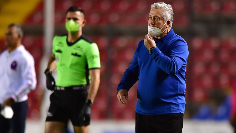 Víctor Manuel Vucetich durante el duelo ante Gallos 