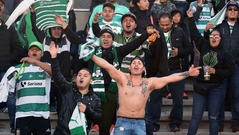 Afición de Santos alentando a sus jugadores