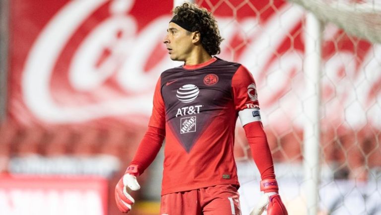 Guillermo Ochoa en un partido con el América