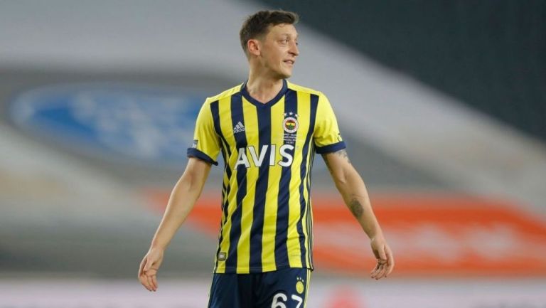 Mesut Özil en un partido con el Fenerbahce