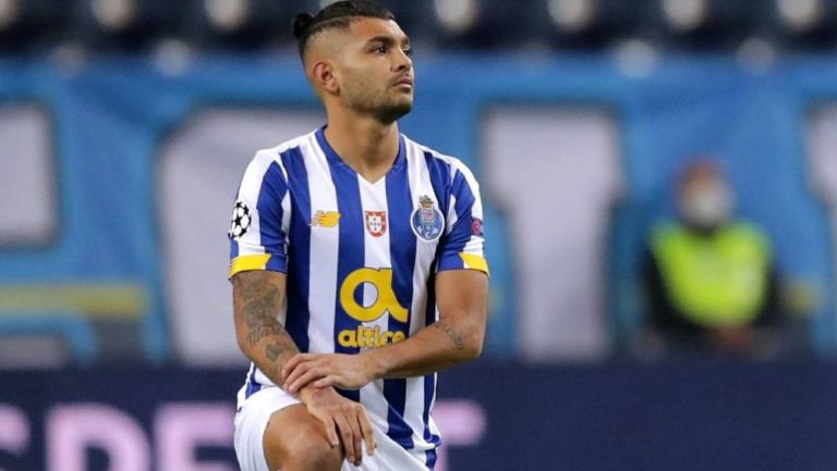 Tecatito Corona: Abandonó juego del Porto por choque de cabezas