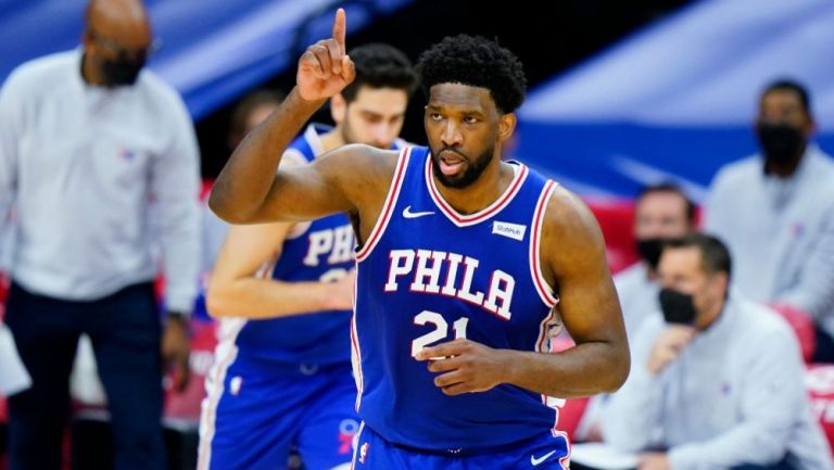 Joel Embiid en un partido de los 76ers