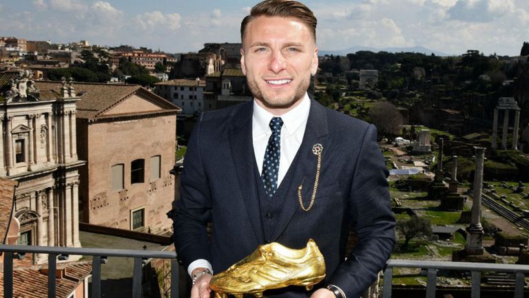 Ciro Immobile posa con la Bota de Oro 2019-2020