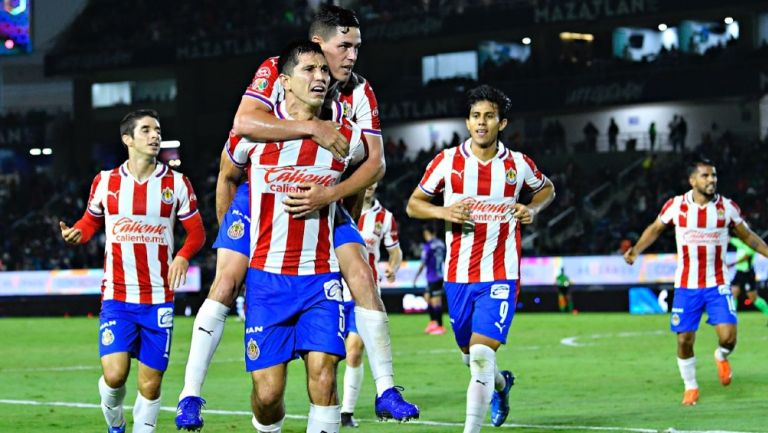 Chivas festeja anotación de Jesús Molina