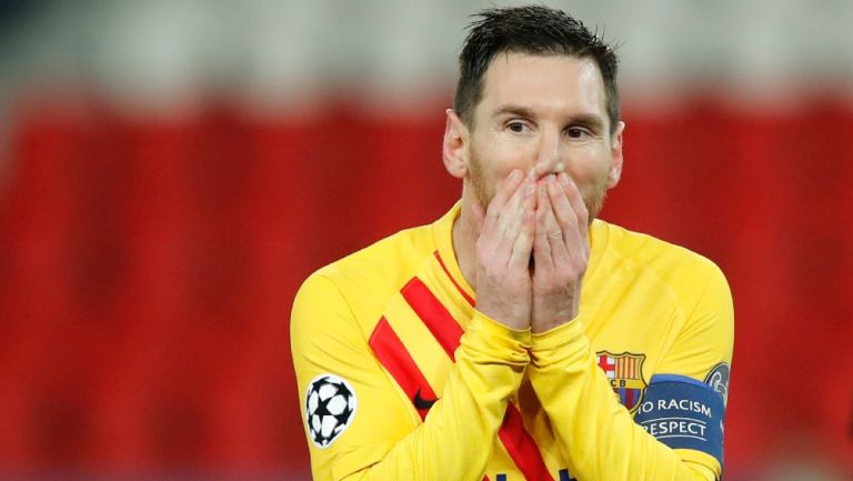 Messi reacciona después de fallar penal durante en juego contra el PSG