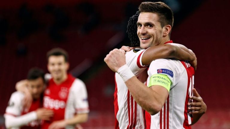 Tadic en festejo con el Ajax