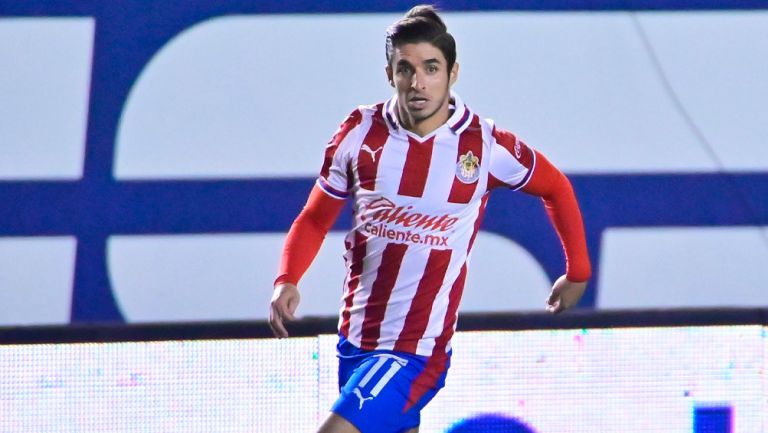 Isaác Brizuela durante un duelo con Chivas en Liga MX 