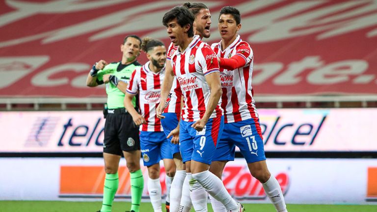 JJ Macías festeja un gol con Chivas