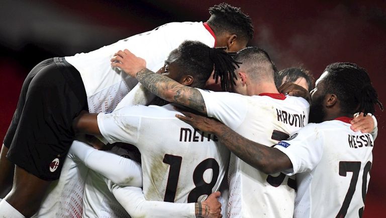 Jugadores del Milan celebran agónico empate