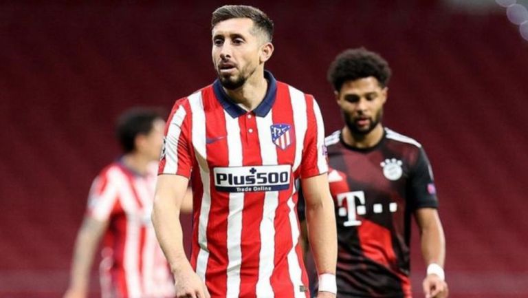 Héctor Herrera durante un duelo con el Atlético de Madrid 