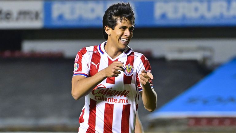 JJ Macías festeja un gol con Chivas 