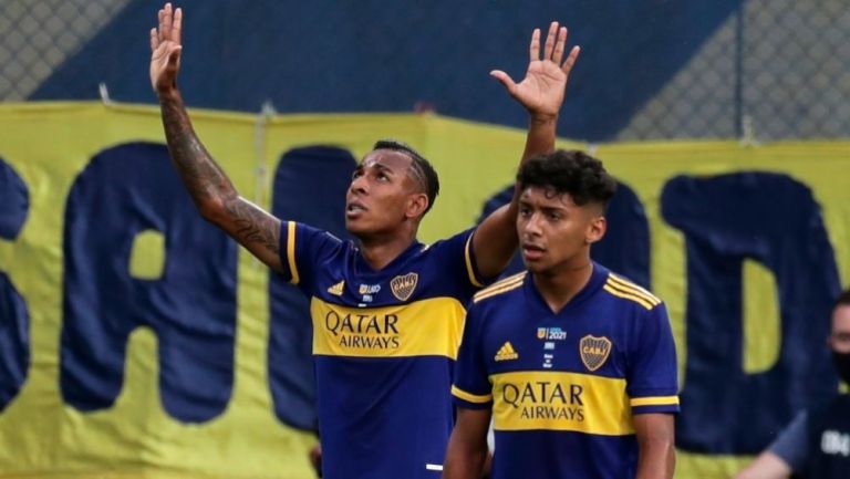 Sebastián Villa tras anotar gol a favor de Boca Juniors