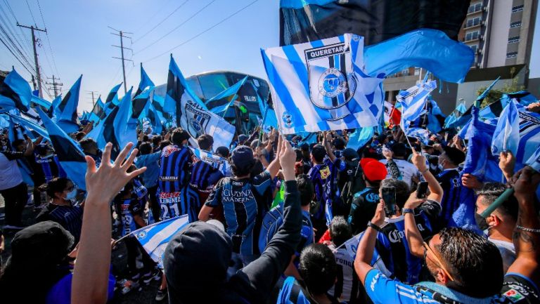 Querétaro: Afición dio multitudinaria bienvenida al equipo a pesar de restricciones