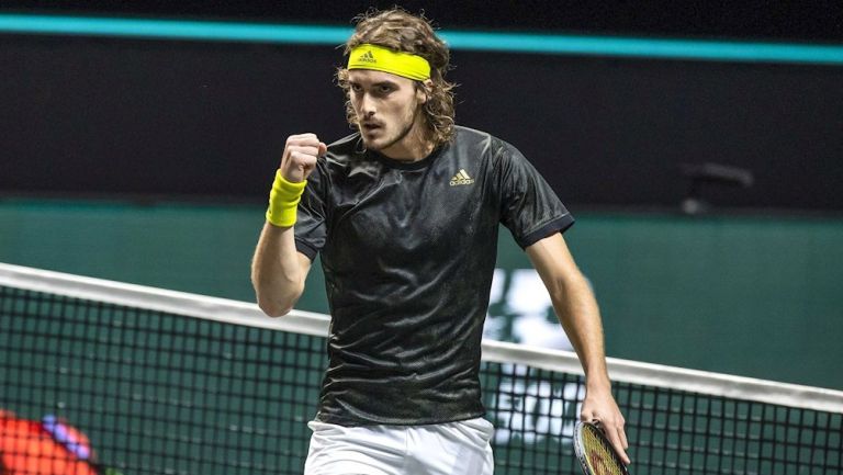 Stefanos Tsitsipas durante un partido