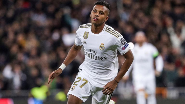 Rodrygo Goes durante un duelo con el Real Madrid 