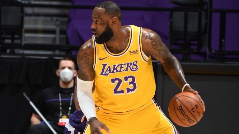 Lebron James en acción con los Lakers