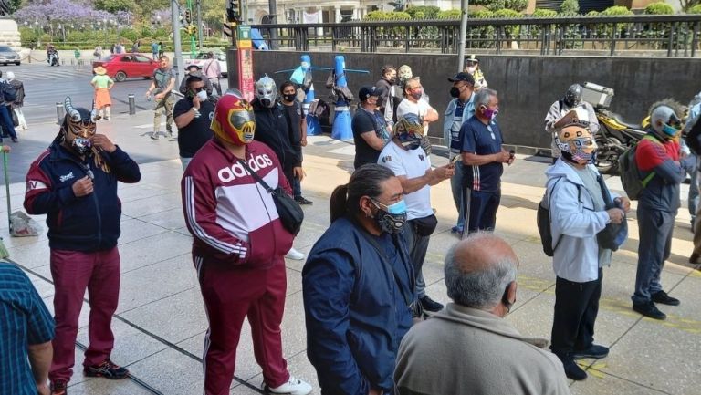 Luchadores sobre la calle de Madero