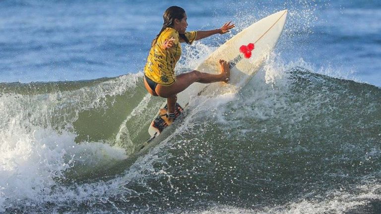 Katherine Díaz, en una práctica de surf