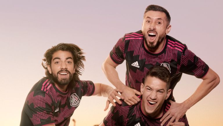 Herrera, Pizarro y Montes con el nuevo jersey del Tri