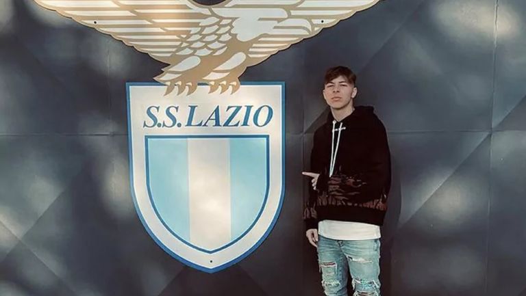 Daniel Guerini posa con el escudo de la Lazio 