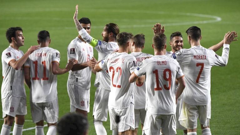 Jugadores españoles celebran gol vs Grecia