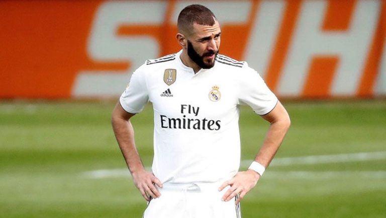 Karim Benzema durante un duelo con el Real Madrid 