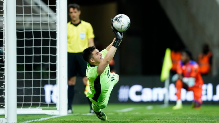 Sebastián Jurado deteniendo un penal ante Honduras