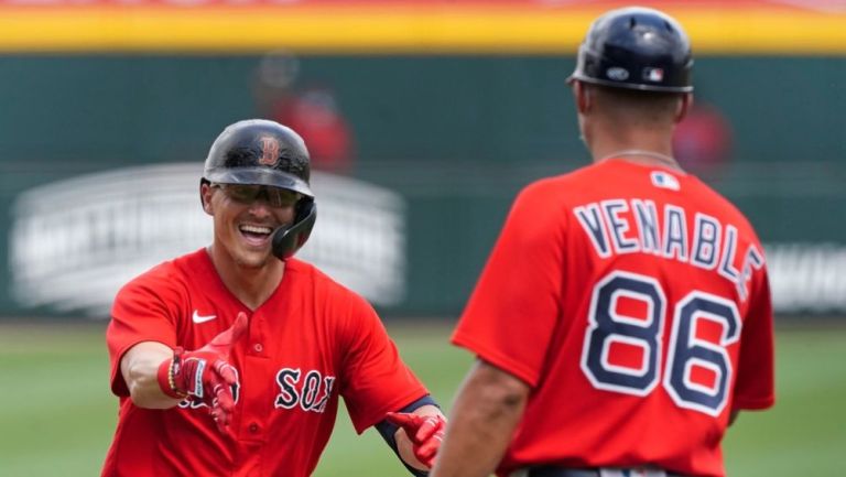 Jugadores de Boston festejando en un juego de pretemporada