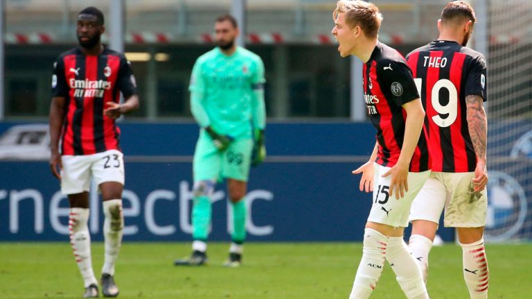 Jugadores del Milan, molestos tras gol del rival