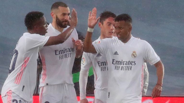 Karim Benzema celebrando una anotación con Real Madrid