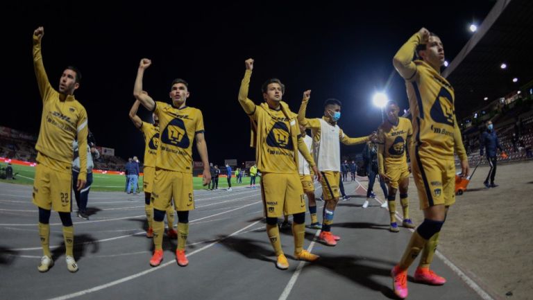 Jugadores de Pumas cantan el 'Goya' con su afición