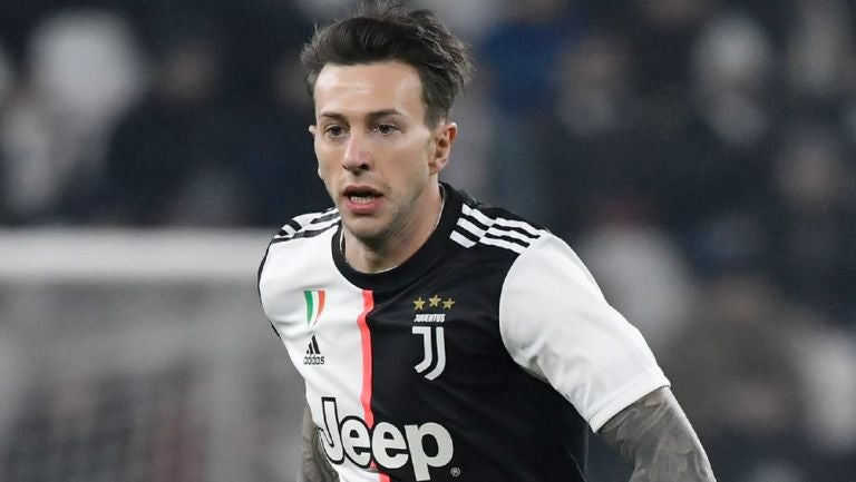 Federico Bernardeschi durante un duelo con la Juventus 