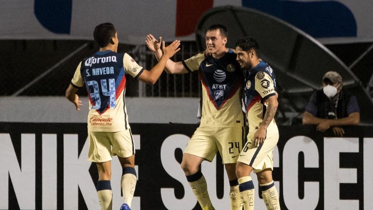 Jugadores del América celebran gol vs Olimpia