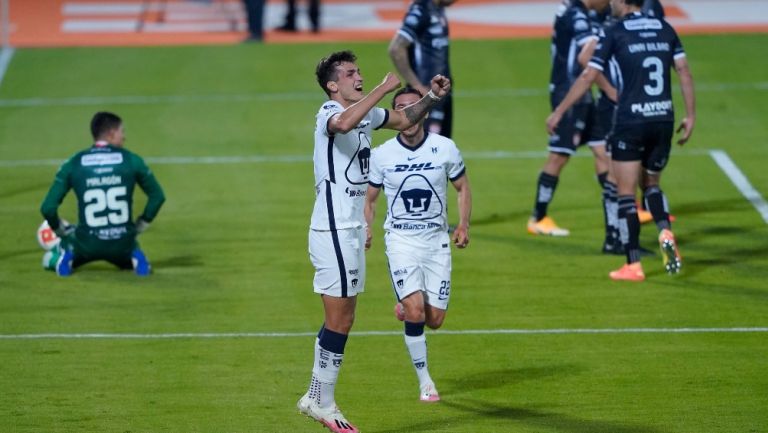 Dinenno celebrando un gol ante Necaxa