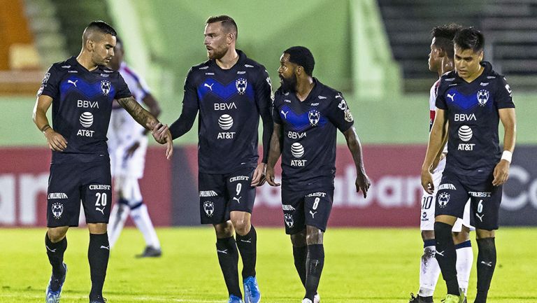 Jugadores de Rayados durante el partido en Dominicana 